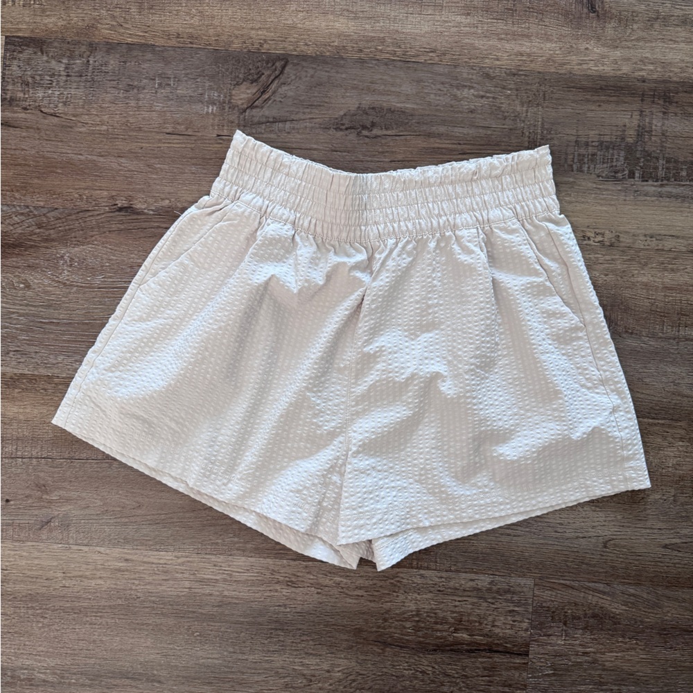 Vuori Women’s Villa Shorts Size Medium in Cream